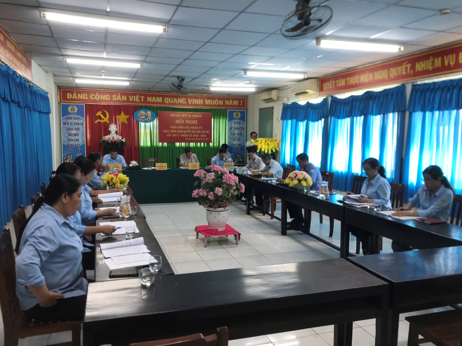 Chi bộ Bến xe khách Châu Đốc kiểm điểm giữa nhiệm kỳ thực hiện Nghị quyết Đại hội Chi bộ nhiệm kỳ 2020 - 2025