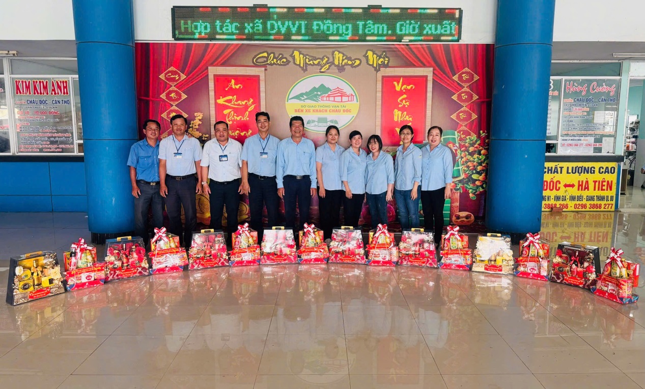 BẾN XE KHÁCH CHÂU ĐỐC TRAO TẶNG  QUÀ TẾT CHO VIÊN CHỨC, NGƯỜI LAO ĐỘNG ĐƠN VỊ