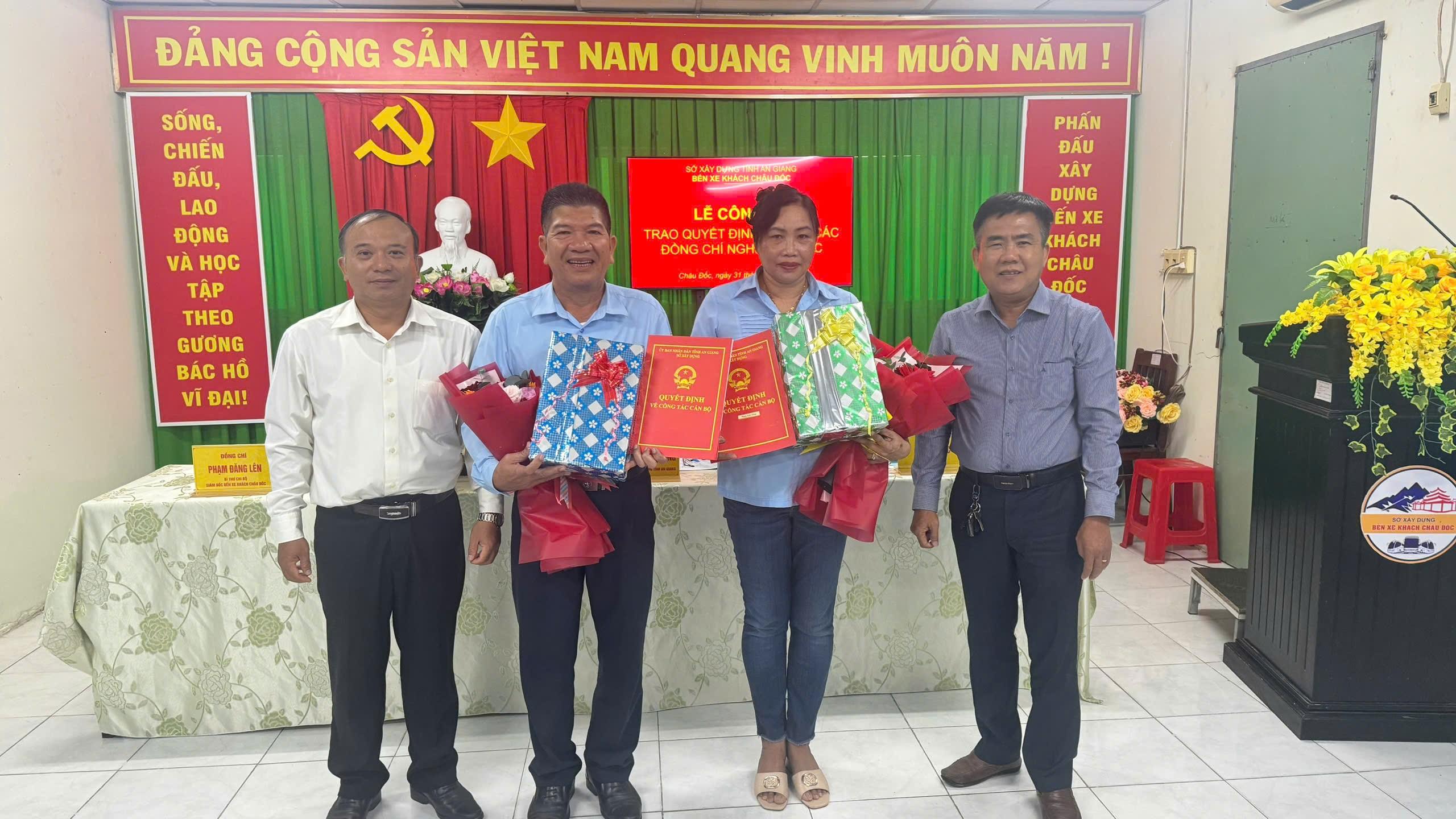 Bến xe khách Châu Đốc trao Quyết định nghỉ thôi việc  cho cán bộ, viên chức và người lao động